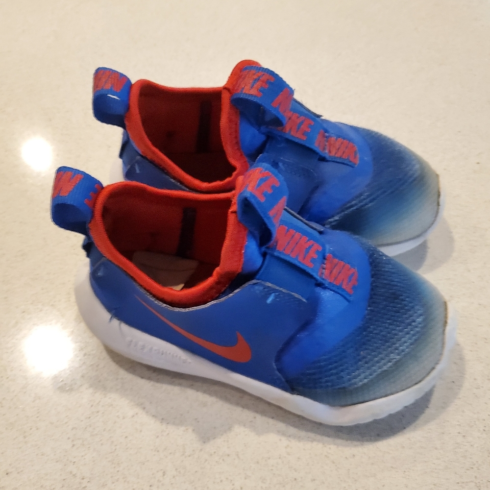 Nike flex runner toddler shoes. Size 8